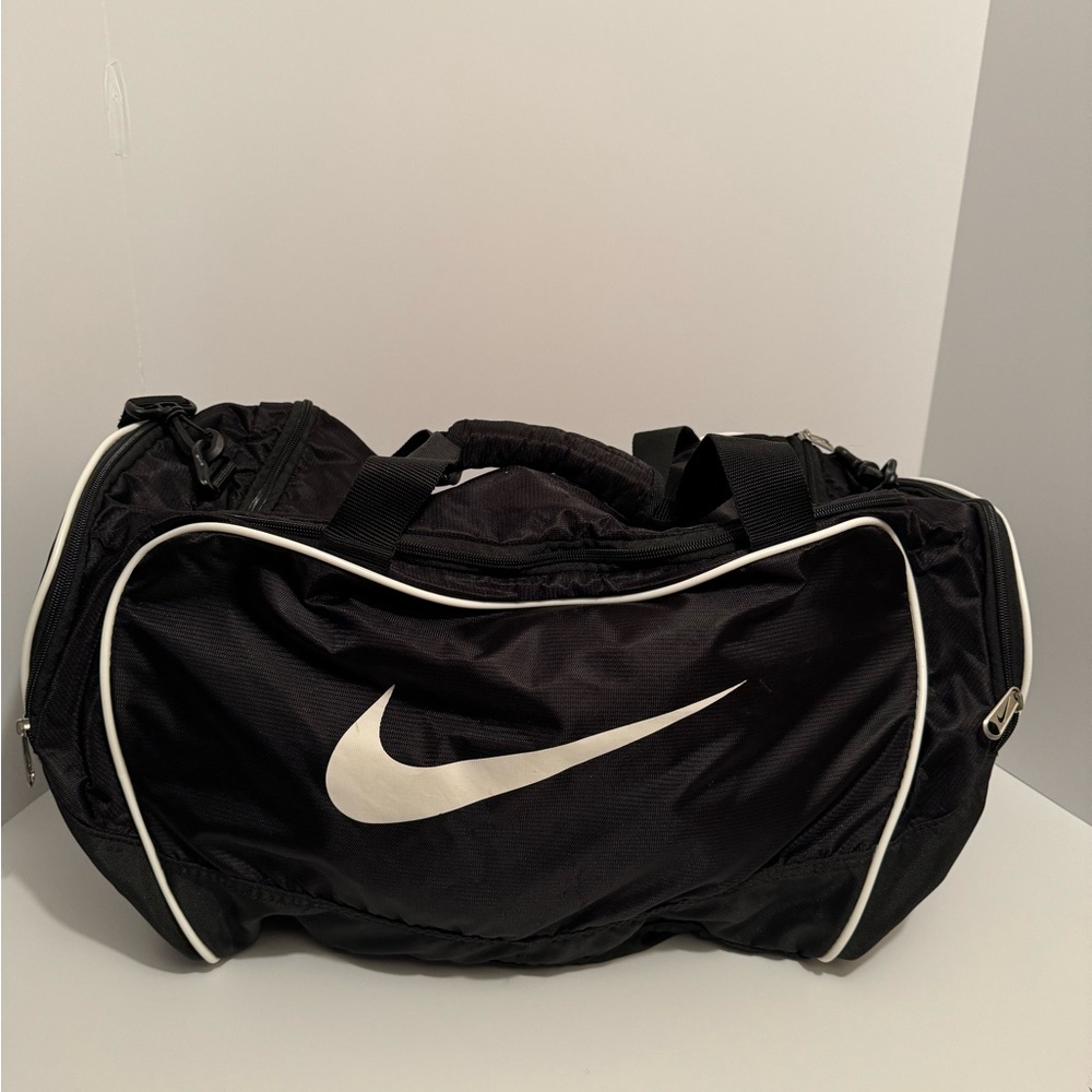 Nike Black Nylon Mesh Duffle Gym Training Bag Large 24.5” L Shoulder Strap